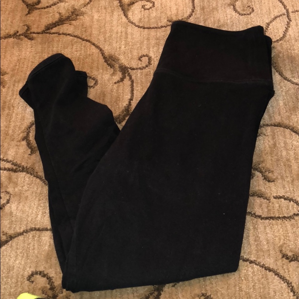 VS pink women’s leggings with design in back!